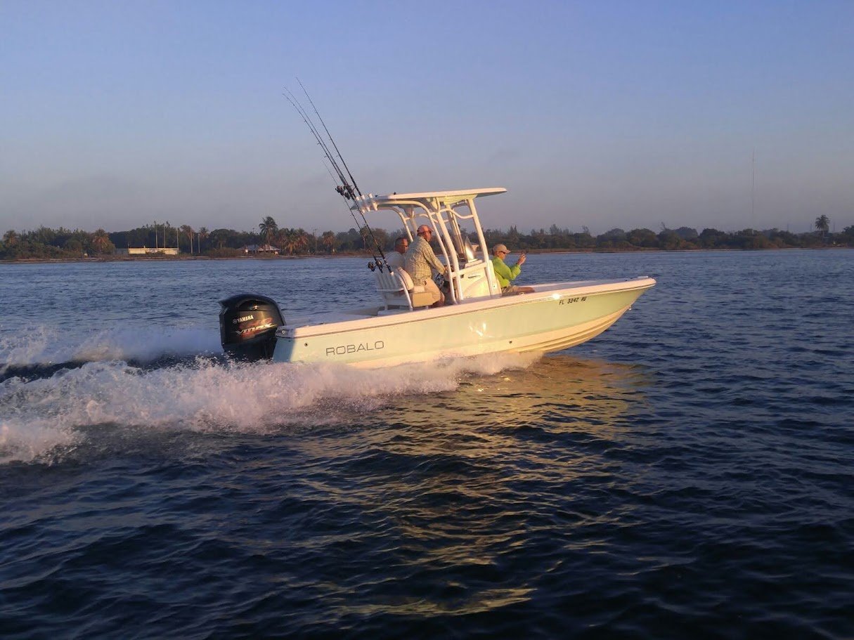 Robalo Cayman 226 running on Biscayne Bay