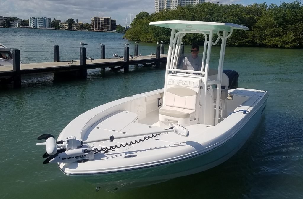 2017 Robalo Cayman 226 Bay Boat